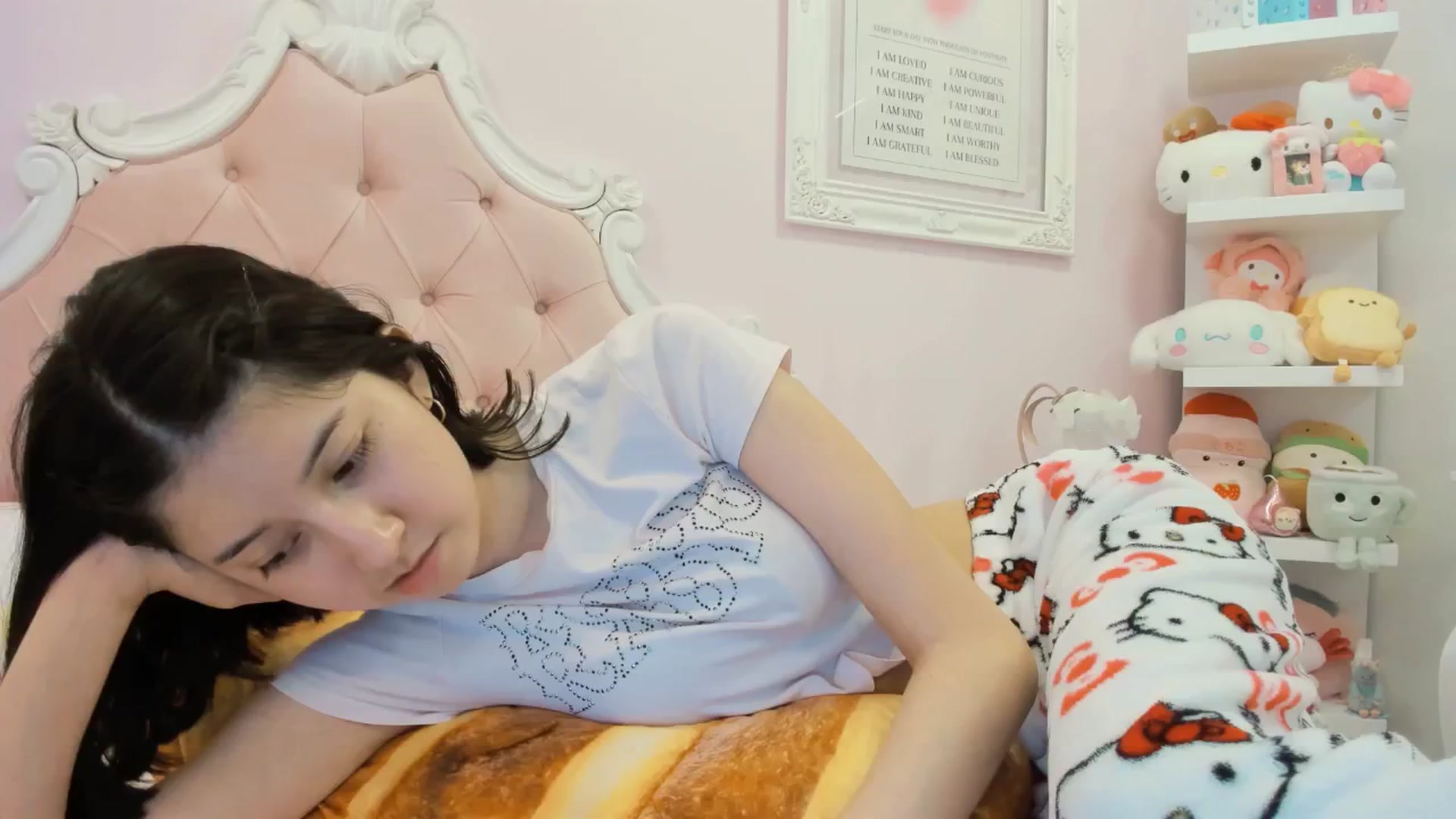 Gallery image thumbnail from Cherrycute666's myfreecams stream on, 02/06/2025, 24:16 image 7 of 20
