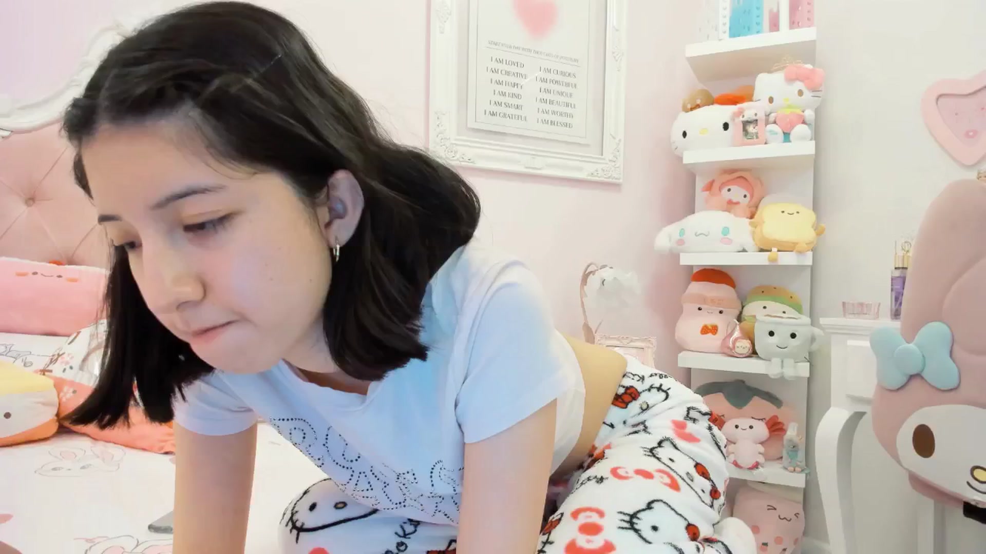 Gallery image thumbnail from Cherrycute666's myfreecams stream on, 02/06/2025, 24:16 image 1 of 20