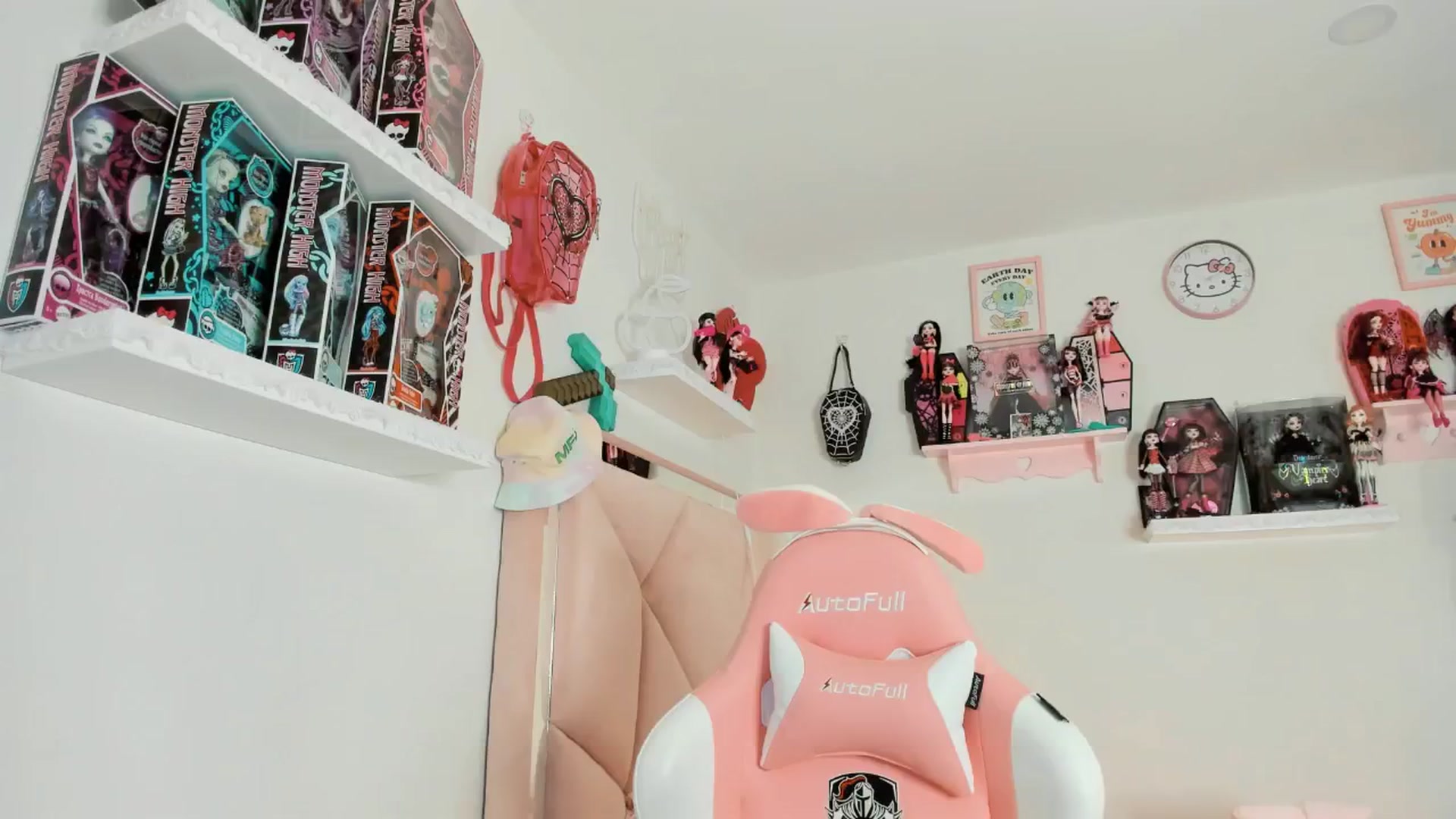 Gallery image thumbnail from Cherrycute666's myfreecams stream on, 02/06/2025, 05:34 image 10 of 20