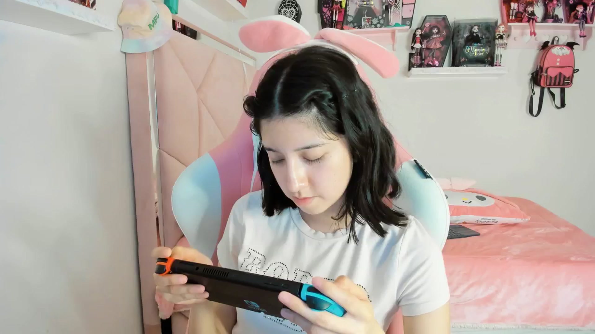Gallery image thumbnail from Cherrycute666's myfreecams stream on, 02/06/2025, 05:34 image 11 of 20
