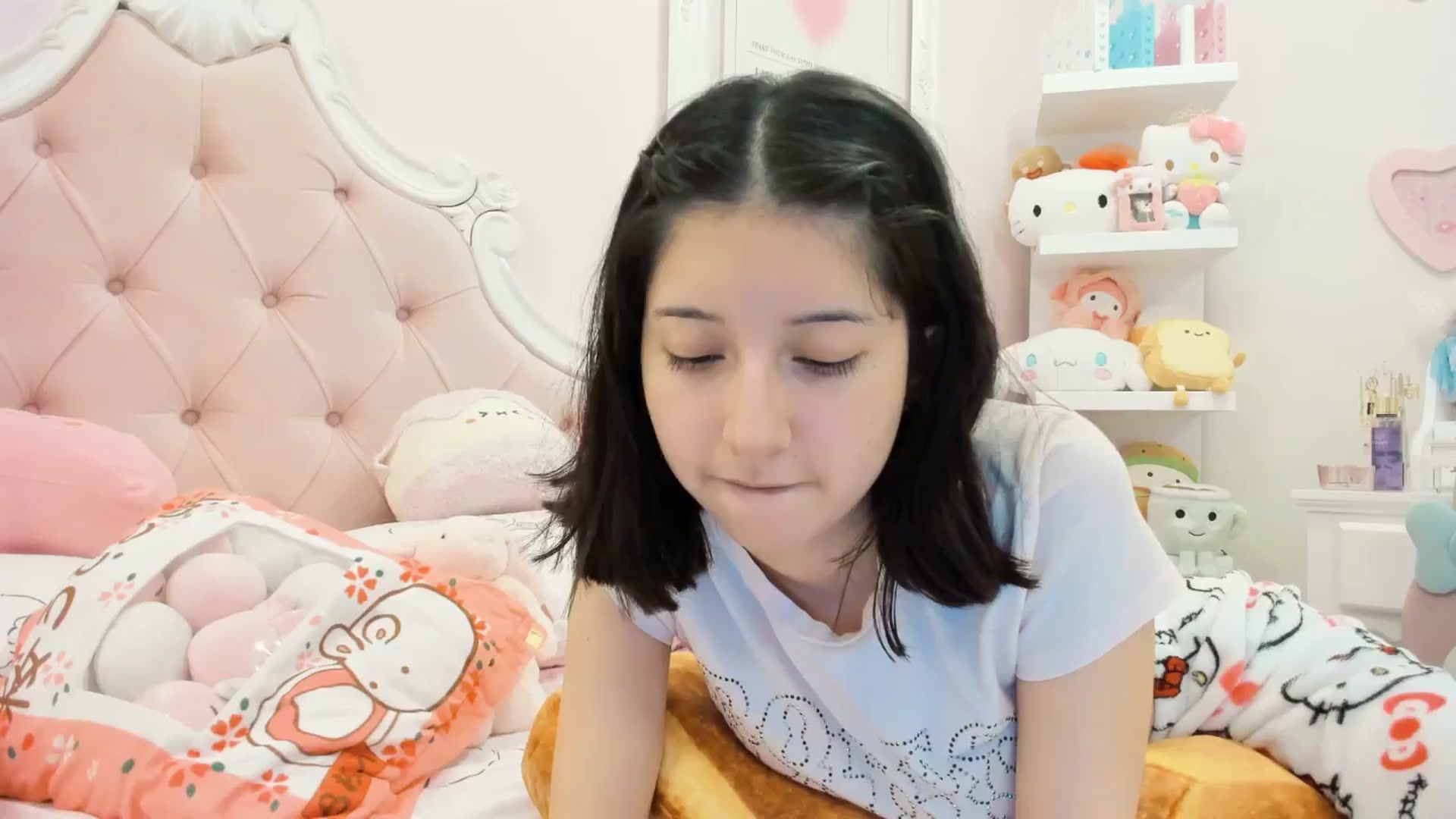 Gallery image thumbnail from Cherrycute666's myfreecams stream on, 02/06/2025, 05:34 image 2 of 20