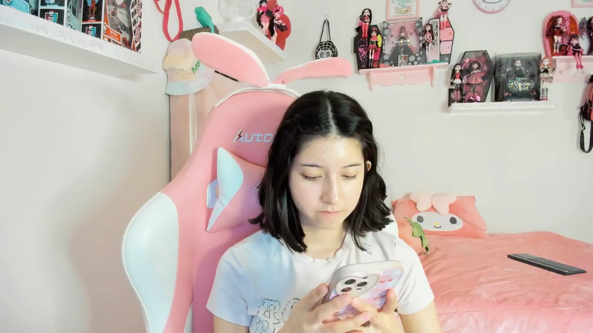 Gallery image thumbnail from Cherrycute666's myfreecams stream on, 02/06/2025, 08:35 image 2 of 20