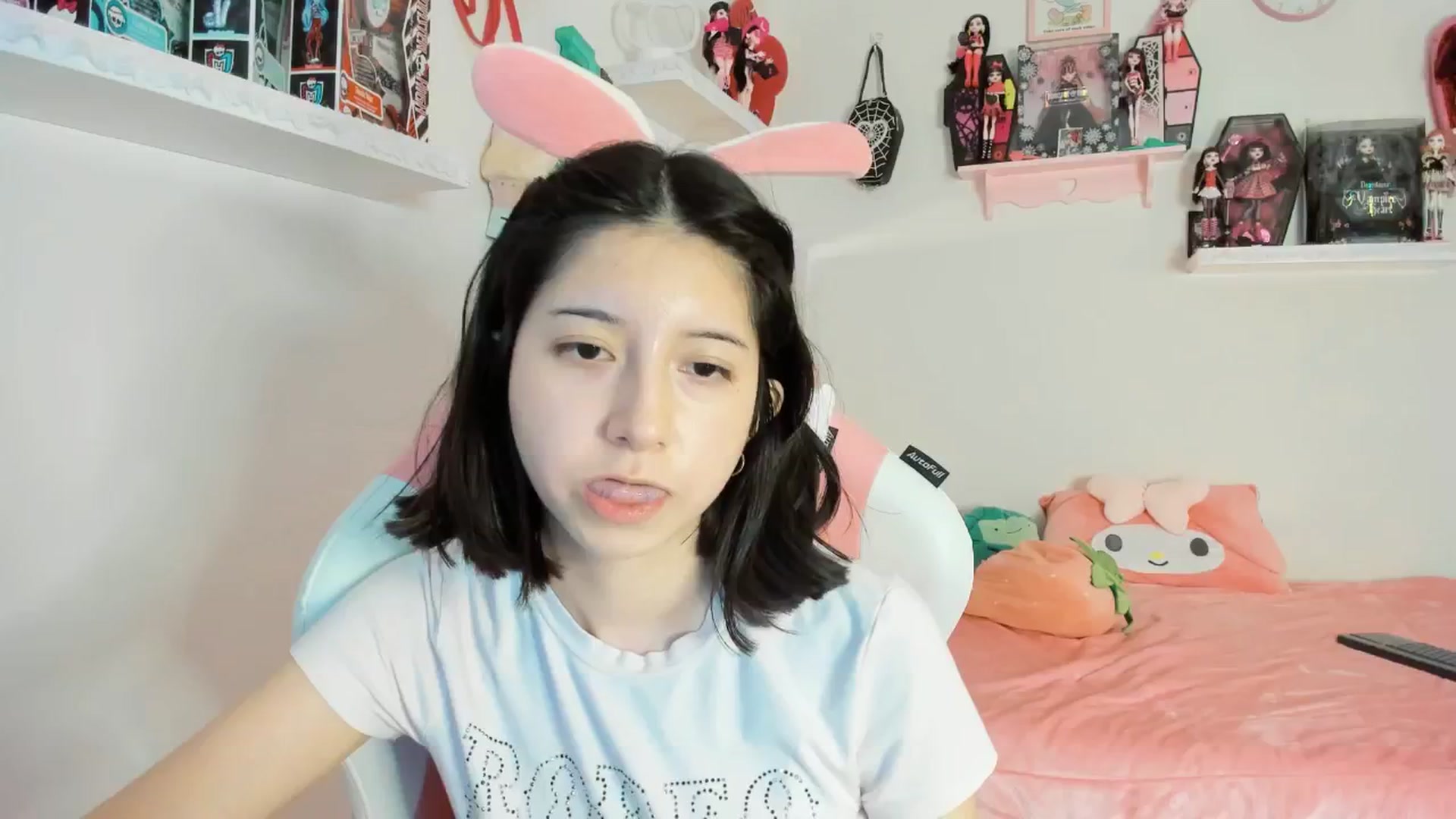 Gallery image thumbnail from Cherrycute666's myfreecams stream on, 02/06/2025, 08:35 image 6 of 20
