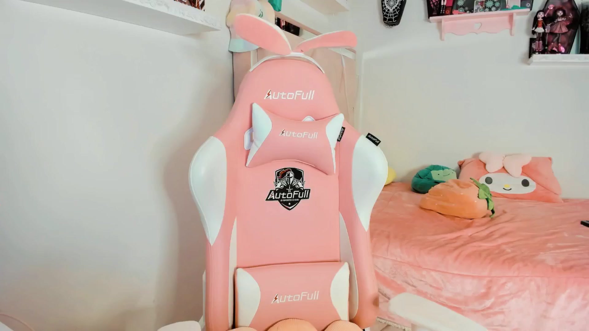 Gallery image thumbnail from Cherrycute666's myfreecams stream on, 02/06/2025, 08:35 image 13 of 20