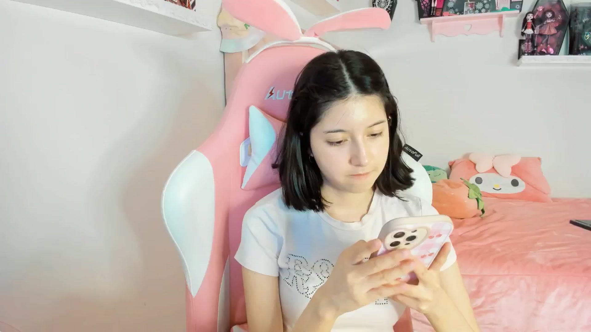 Gallery image thumbnail from Cherrycute666's myfreecams stream on, 02/06/2025, 08:35 image 14 of 20