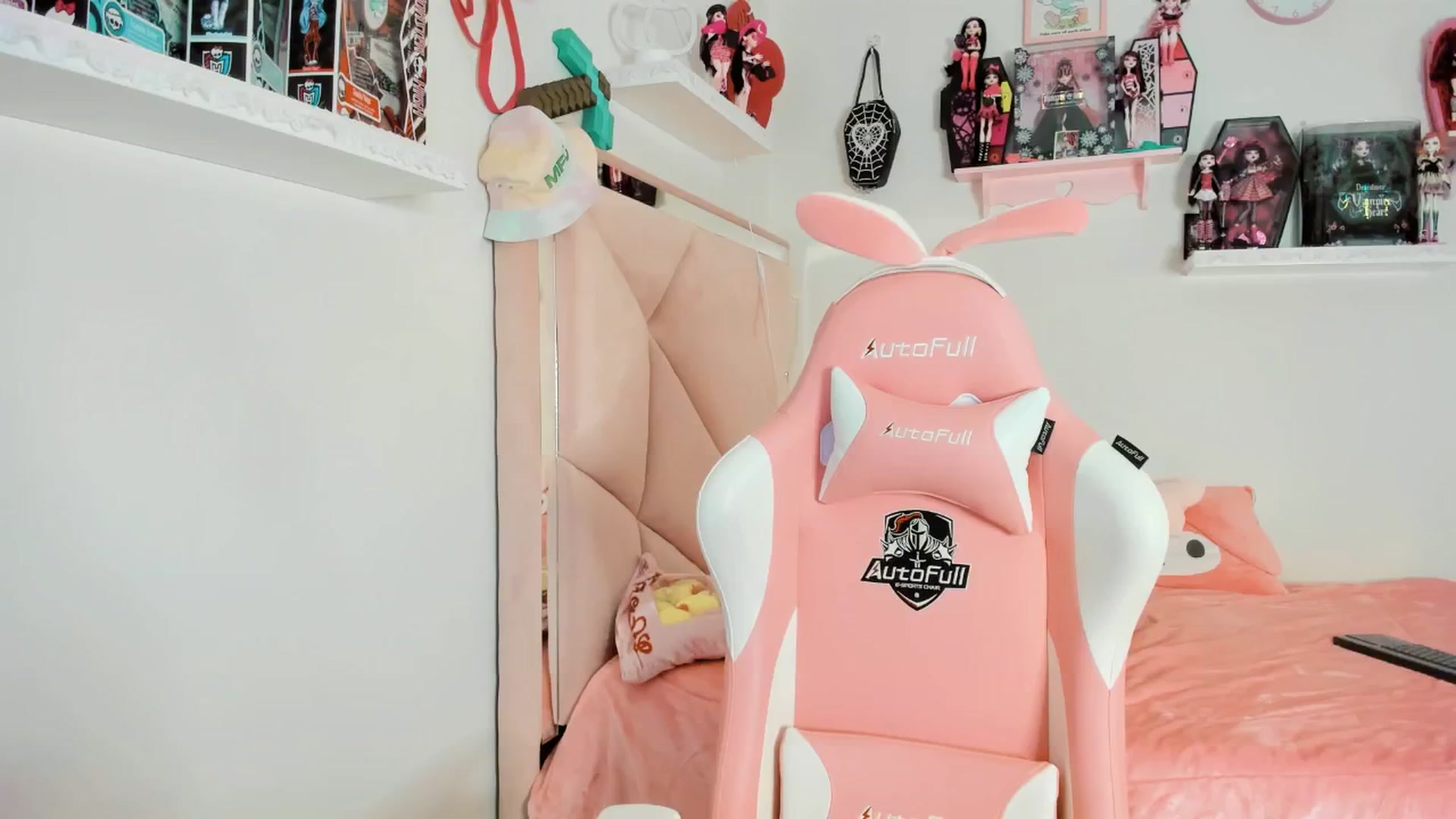 Gallery image thumbnail from Cherrycute666's myfreecams stream on, 02/06/2025, 08:35 image 8 of 20