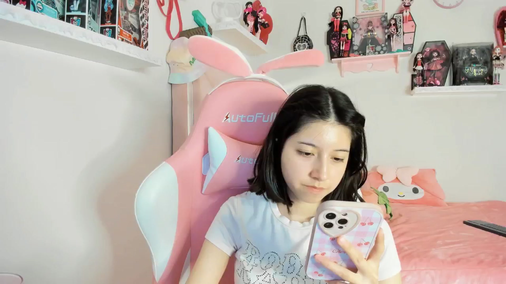 Gallery image thumbnail from Cherrycute666's myfreecams stream on, 02/06/2025, 08:35 image 7 of 20