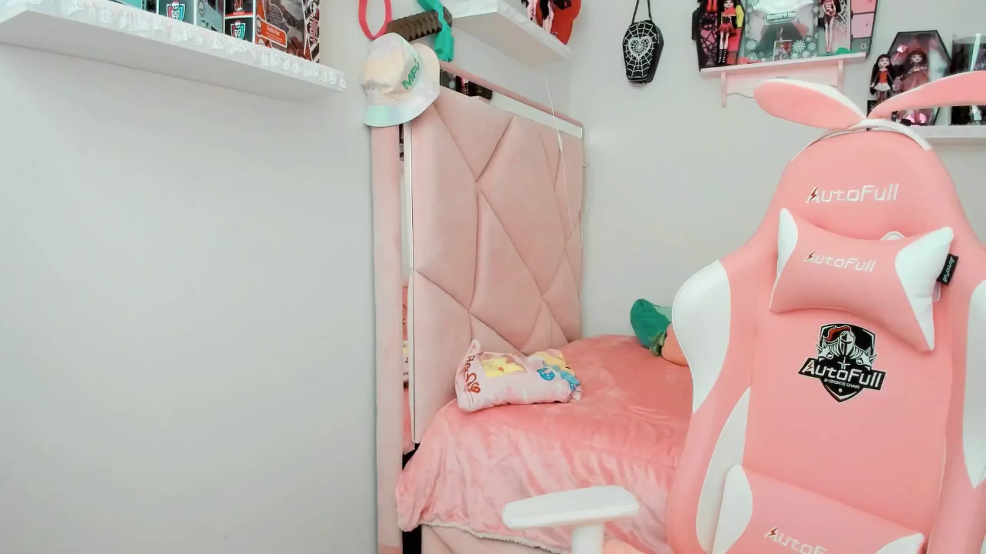 Gallery image thumbnail from Cherrycute666's myfreecams stream on, 02/07/2025, 03:19 image 3 of 20
