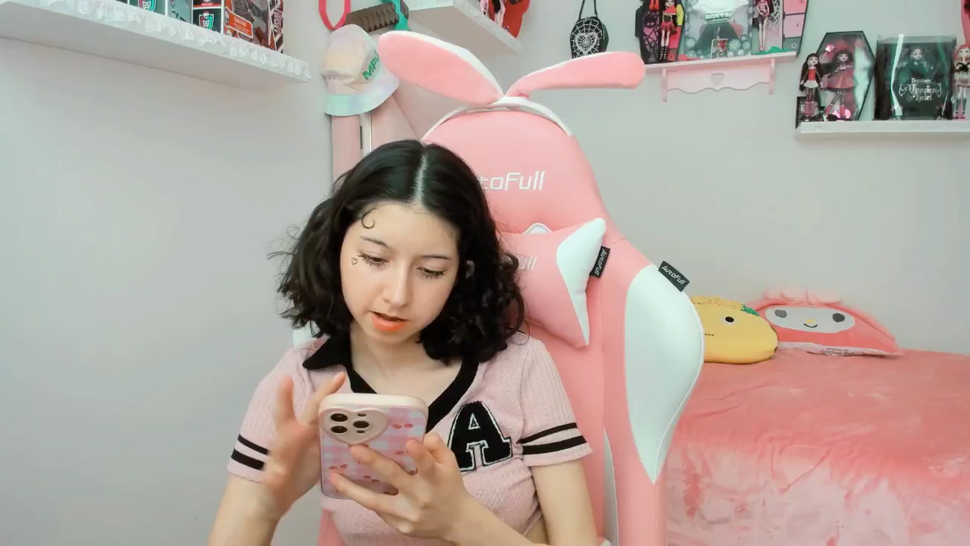 Gallery image thumbnail from Cherrycute666's myfreecams stream on, 02/07/2025, 22:53 image 16 of 20