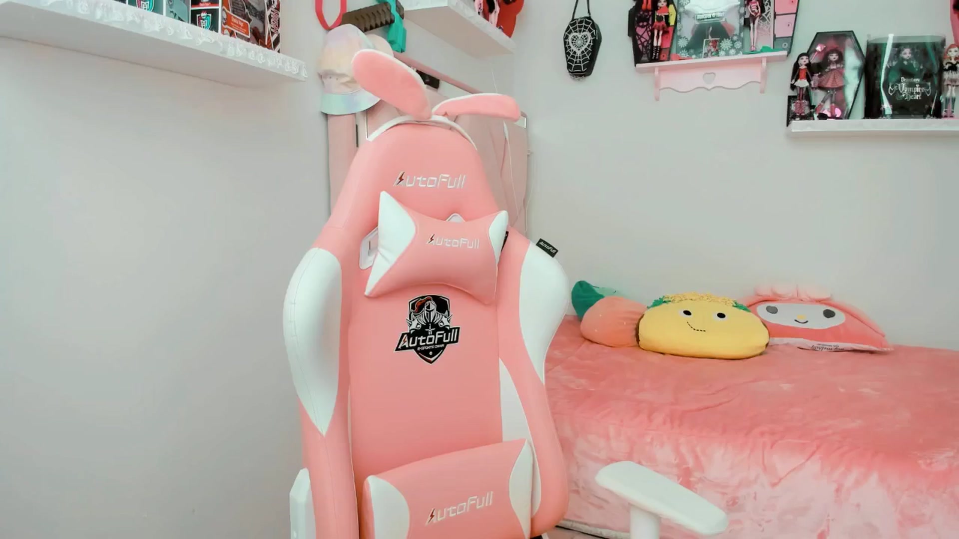 Gallery image thumbnail from Cherrycute666's myfreecams stream on, 02/07/2025, 22:53 image 17 of 20