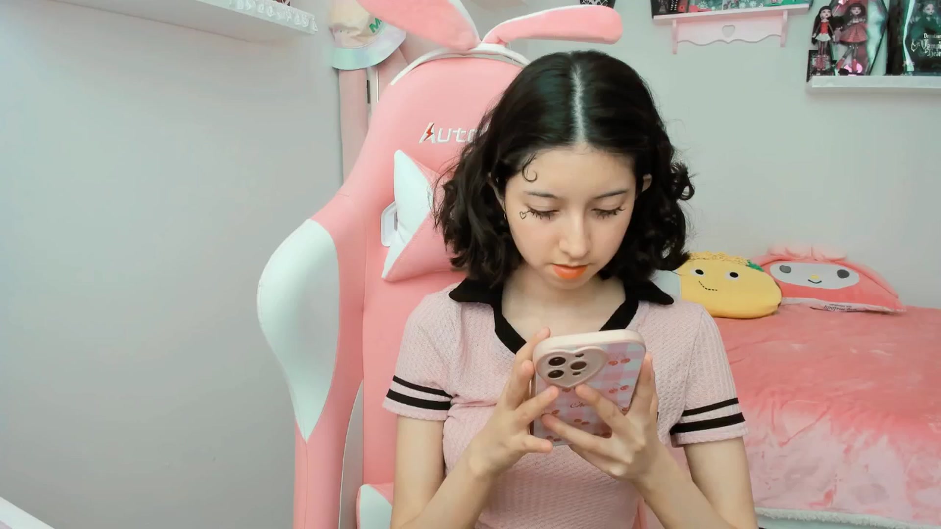 Gallery image thumbnail from Cherrycute666's myfreecams stream on, 02/07/2025, 22:53 image 10 of 20