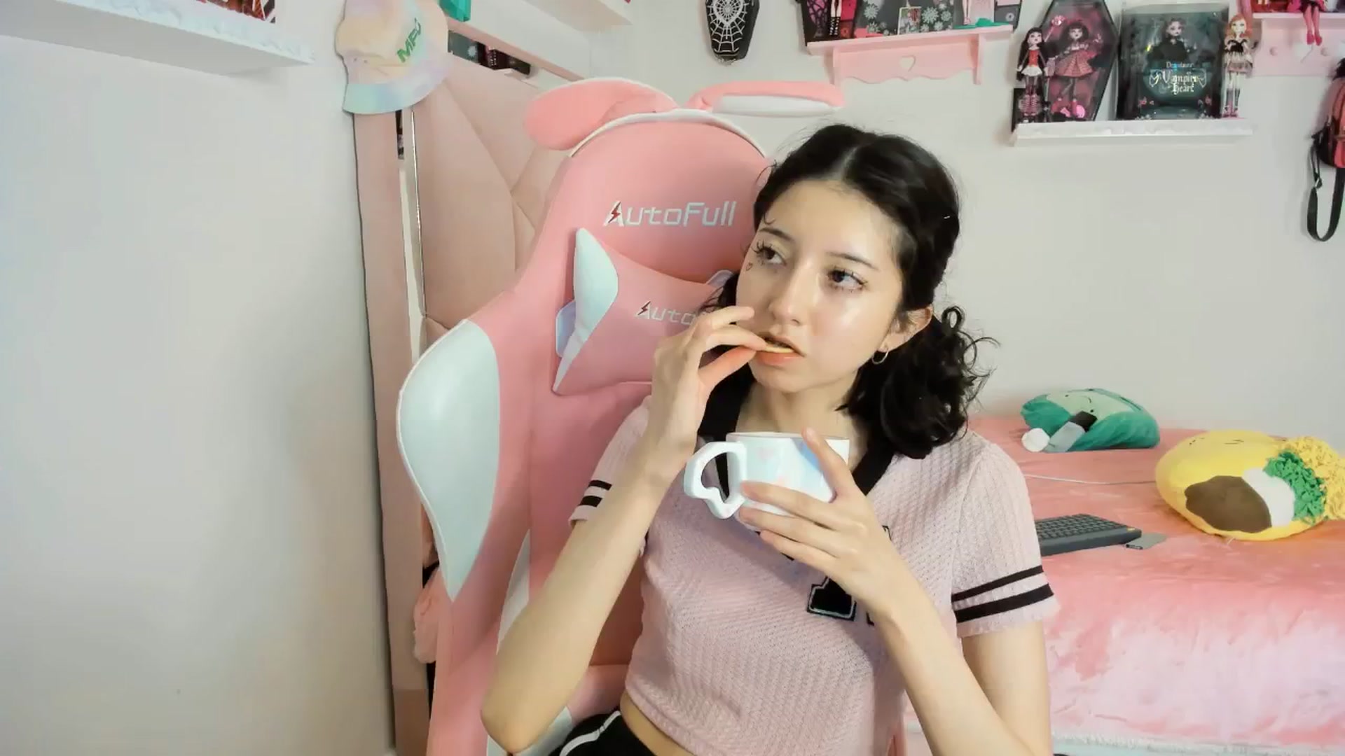 Gallery image thumbnail from Cherrycute666's myfreecams stream on, 02/08/2025, 10:21 image 19 of 20