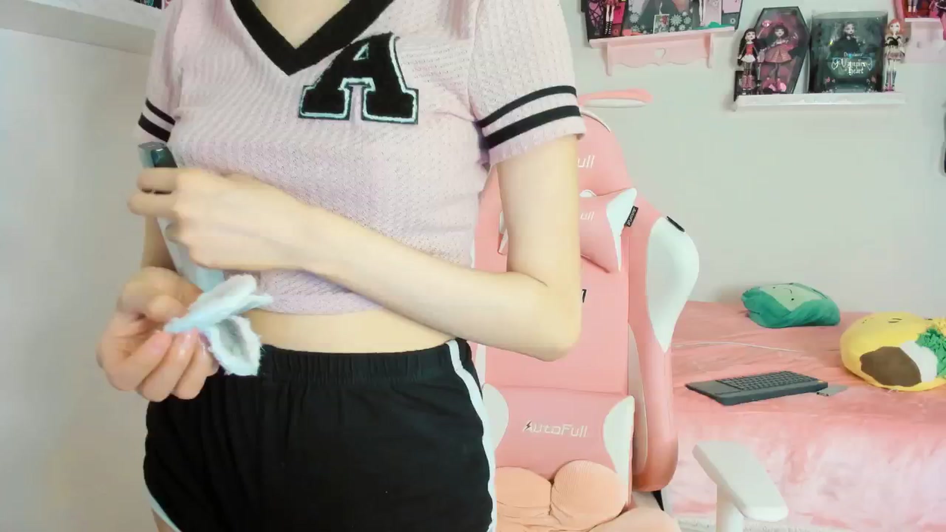 Gallery image thumbnail from Cherrycute666's myfreecams stream on, 02/08/2025, 11:17 image 6 of 20