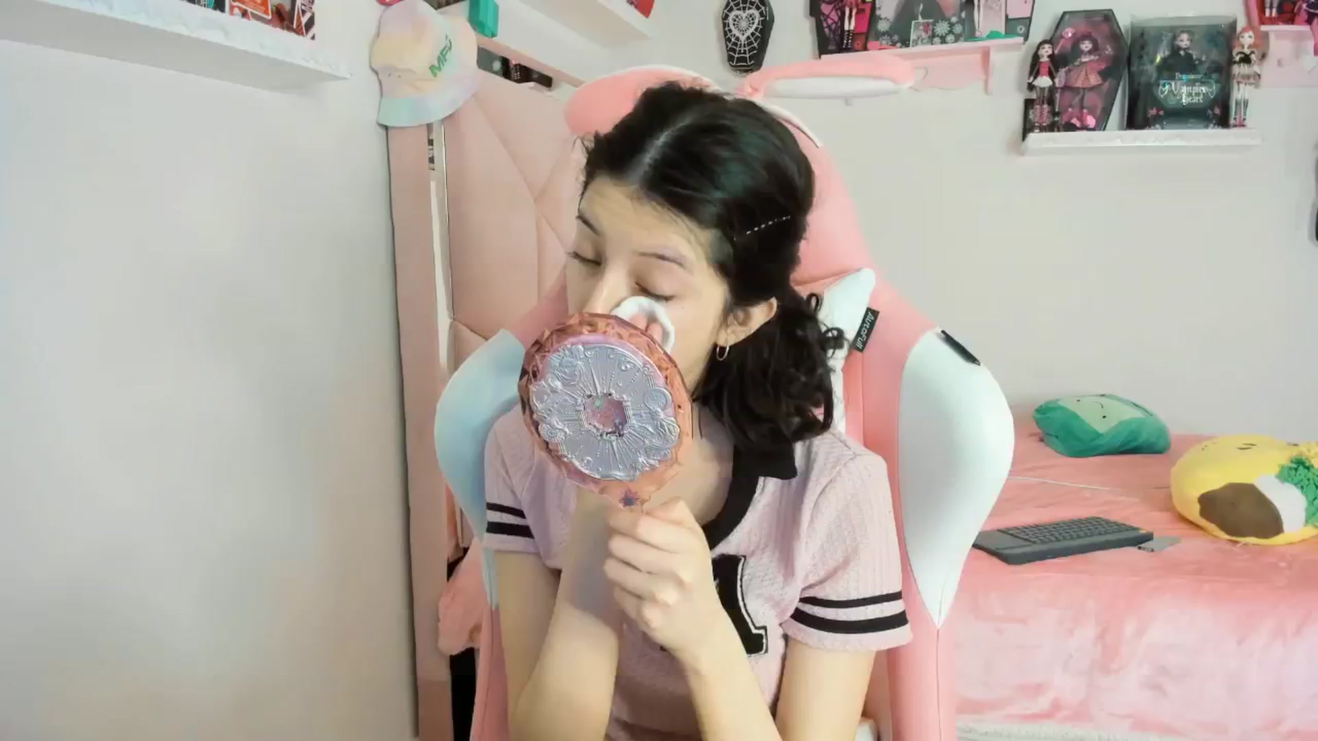 Gallery image thumbnail from Cherrycute666's myfreecams stream on, 02/08/2025, 11:17 image 3 of 20