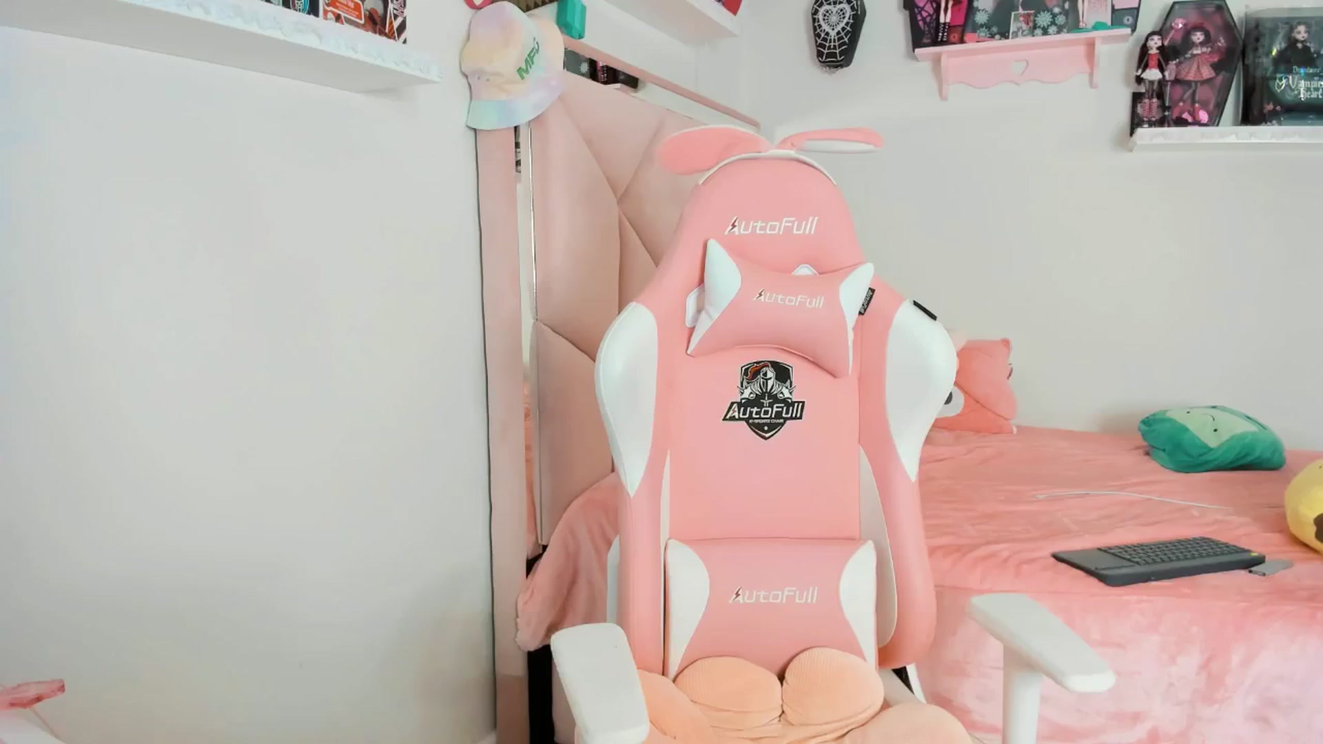 Gallery image thumbnail from Cherrycute666's myfreecams stream on, 02/08/2025, 11:17 image 15 of 20