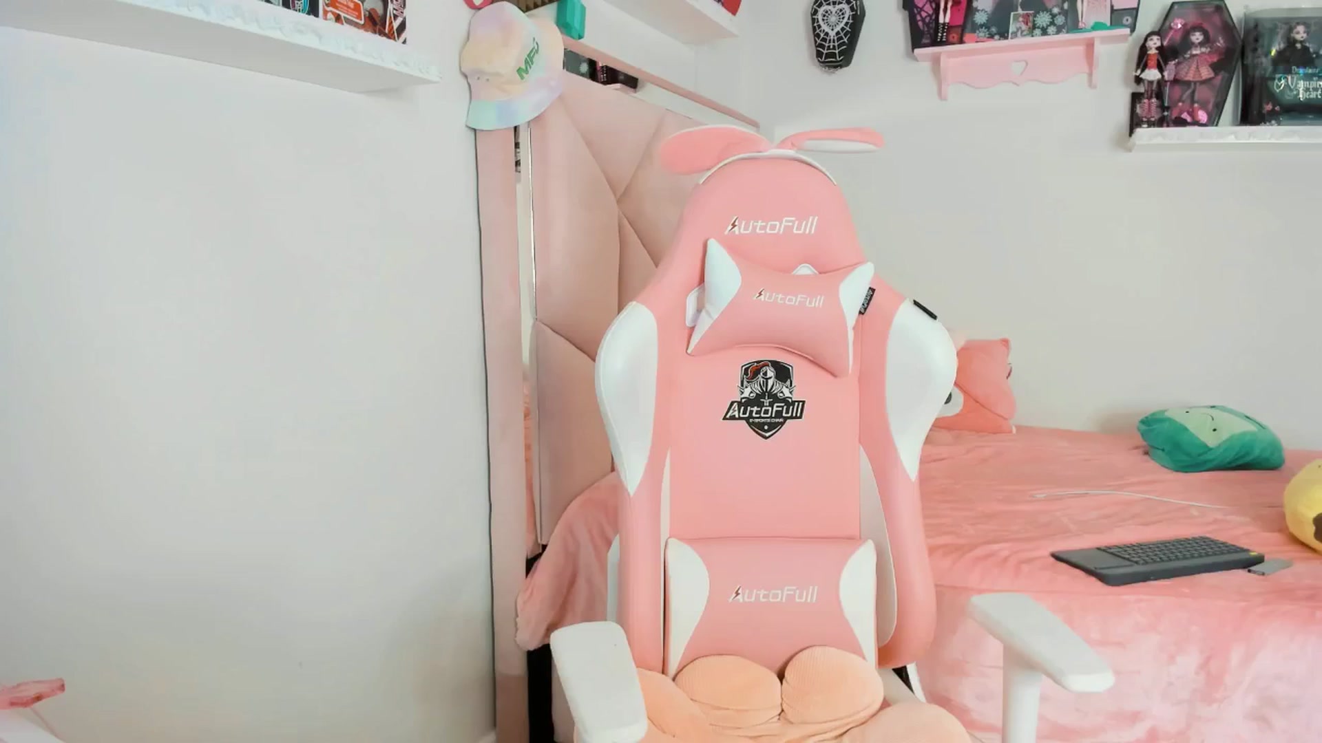 Gallery image thumbnail from Cherrycute666's myfreecams stream on, 02/08/2025, 11:17 image 16 of 20