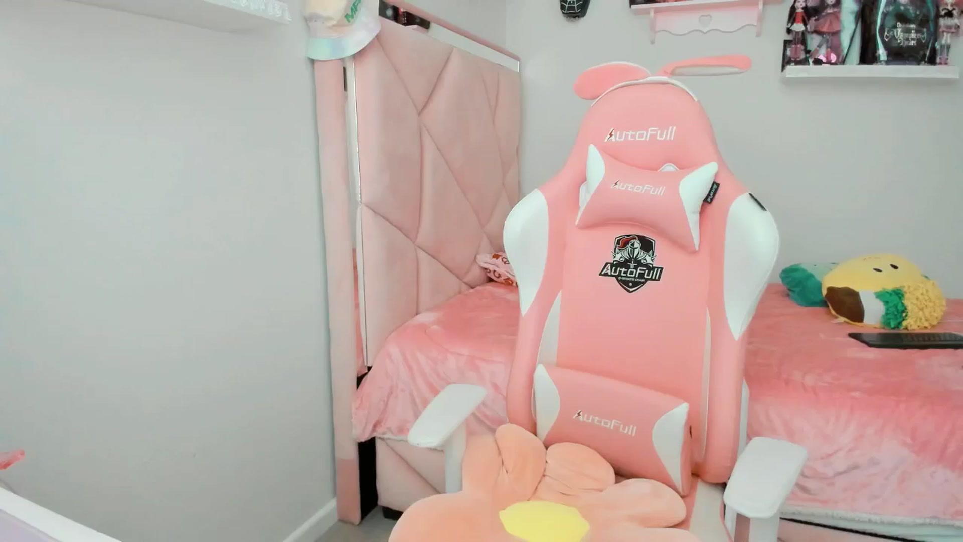 Gallery image thumbnail from Cherrycute666's myfreecams stream on, 02/09/2025, 24:02 image 6 of 20