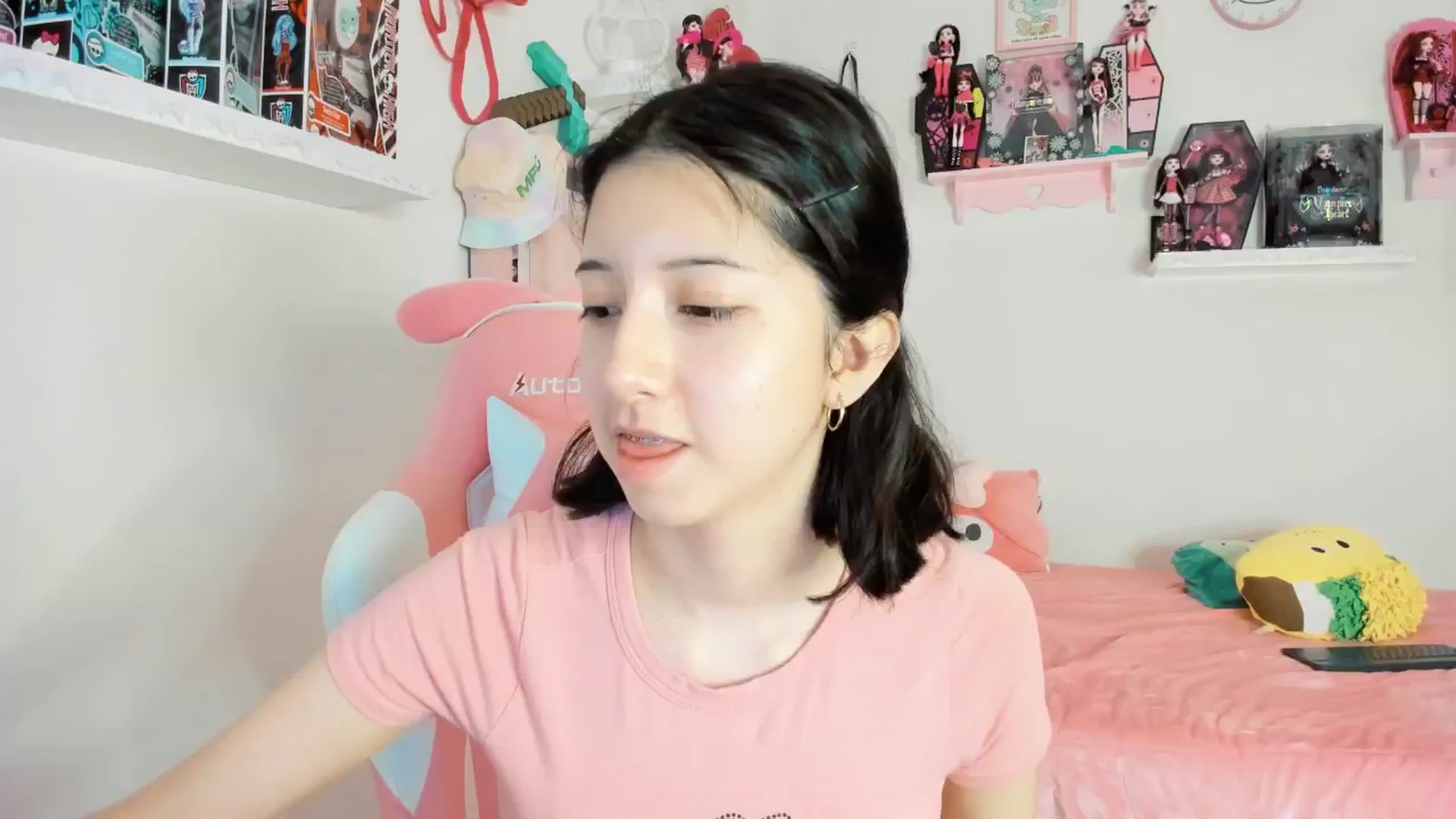 Gallery image thumbnail from Cherrycute666's myfreecams stream on, 02/09/2025, 24:02 image 13 of 20