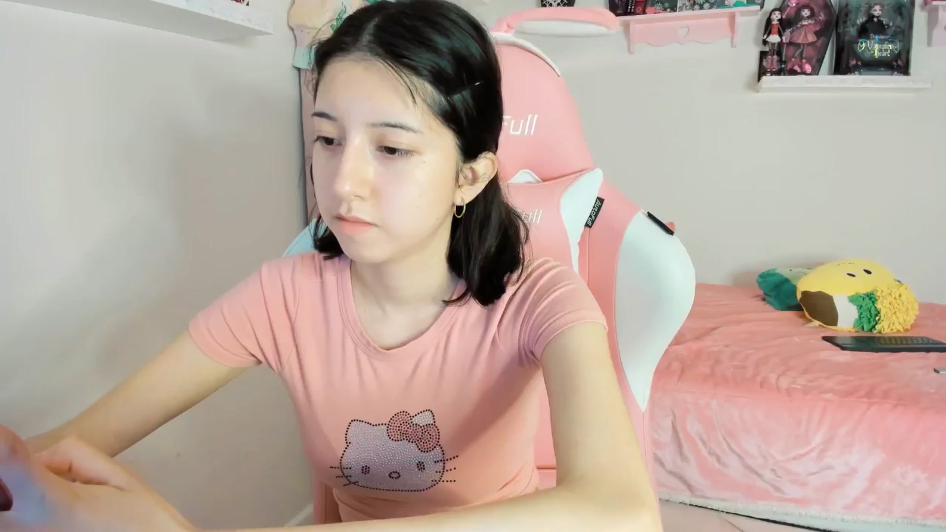 Gallery image thumbnail from Cherrycute666's myfreecams stream on, 02/09/2025, 24:02 image 18 of 20