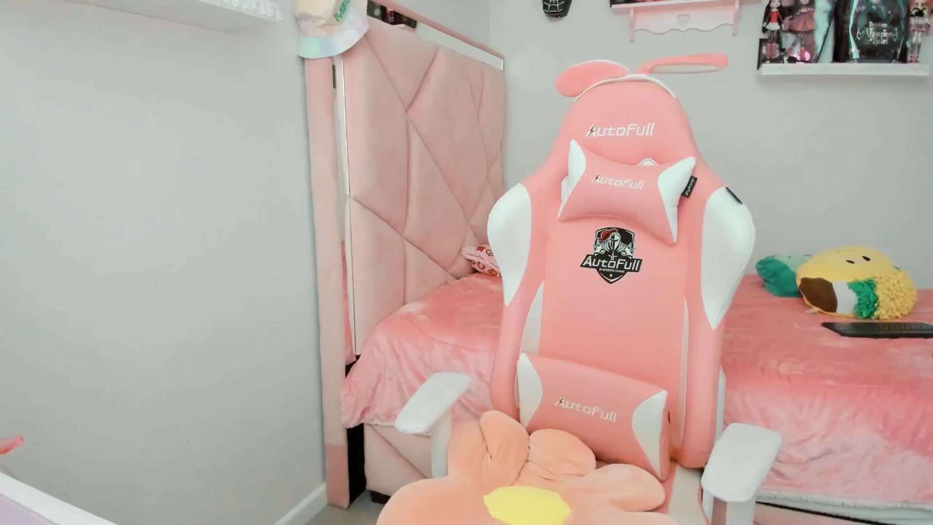 Gallery image thumbnail from Cherrycute666's myfreecams stream on, 02/09/2025, 24:02 image 5 of 20
