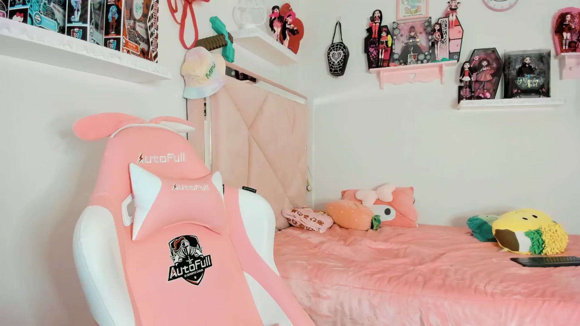 Gallery image thumbnail from Cherrycute666's myfreecams stream on, 02/09/2025, 24:02 image 14 of 20