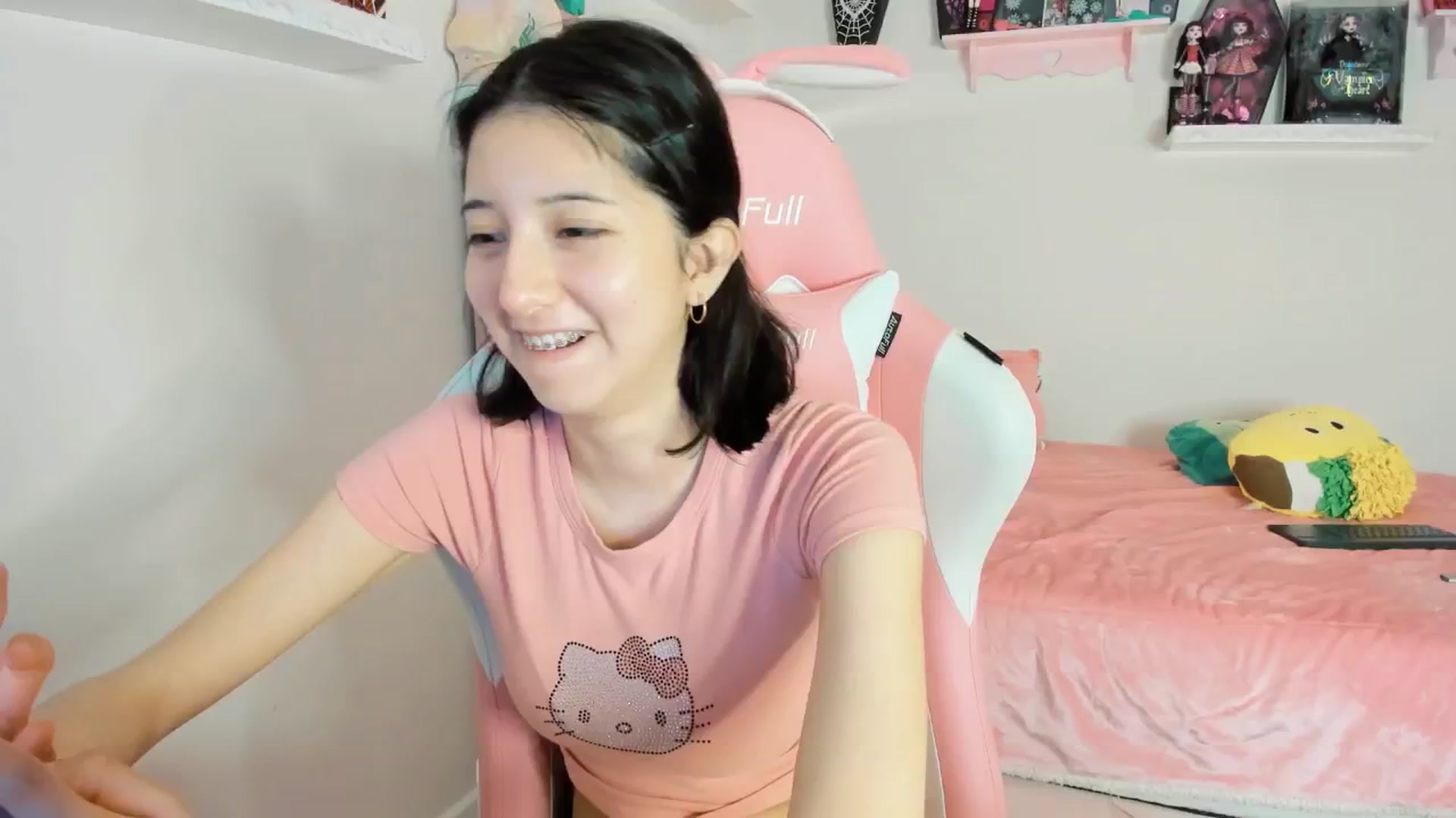 Gallery image thumbnail from Cherrycute666's myfreecams stream on, 02/09/2025, 24:02 image 17 of 20