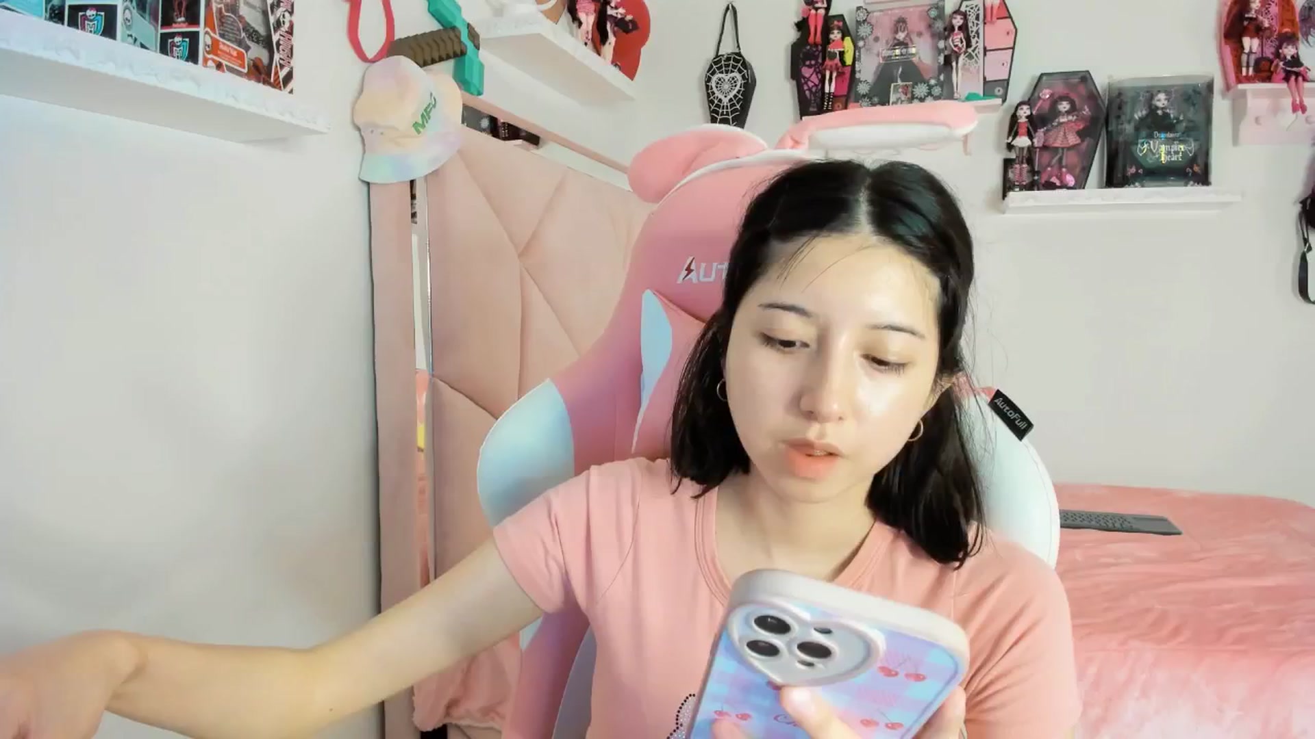 Gallery image thumbnail from Cherrycute666's myfreecams stream on, 02/09/2025, 12:11 image 17 of 20