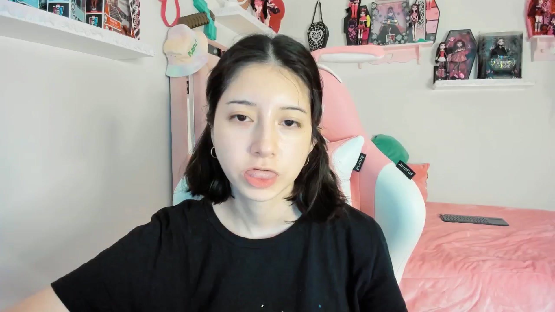 Gallery image thumbnail from Cherrycute666's myfreecams stream on, 02/10/2025, 24:03 image 18 of 20