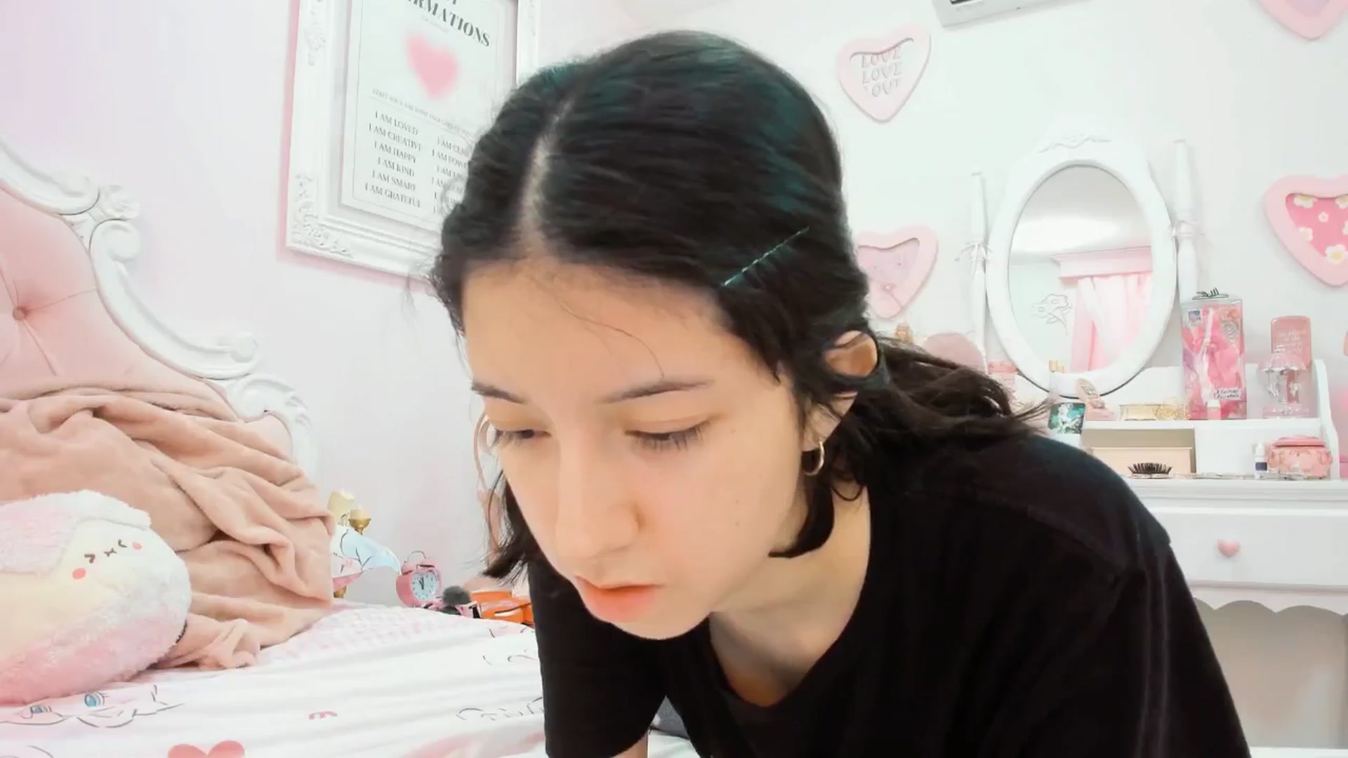 Gallery image thumbnail from Cherrycute666's myfreecams stream on, 02/10/2025, 24:03 image 15 of 20