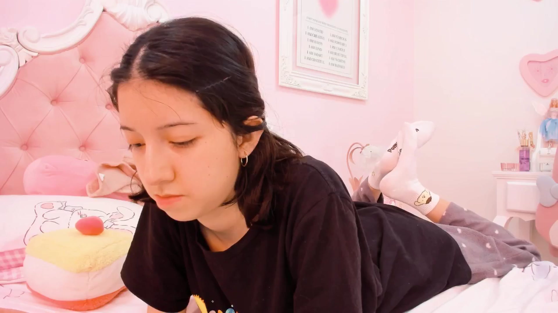 Gallery image thumbnail from Cherrycute666's myfreecams stream on, 02/10/2025, 24:03 image 12 of 20
