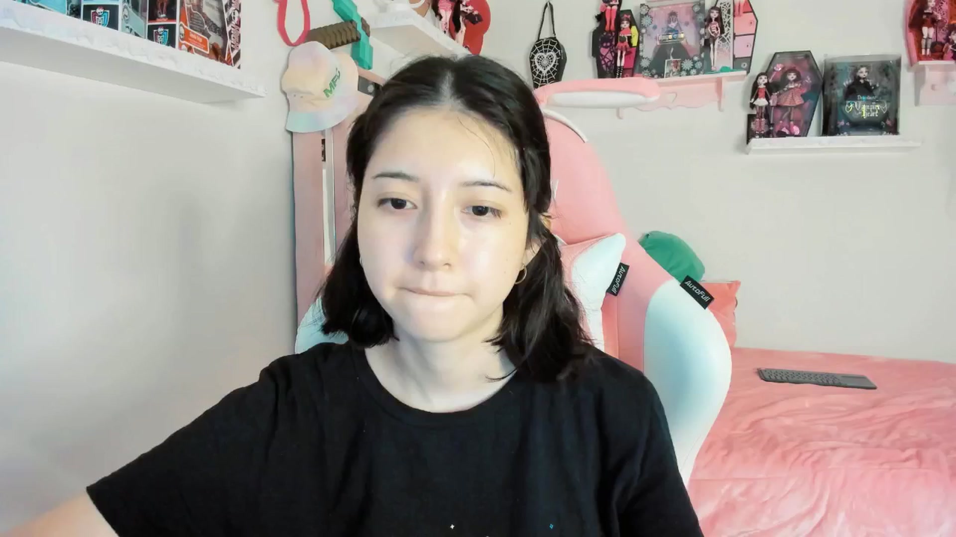 Gallery image thumbnail from Cherrycute666's myfreecams stream on, 02/10/2025, 24:54 image 1 of 20