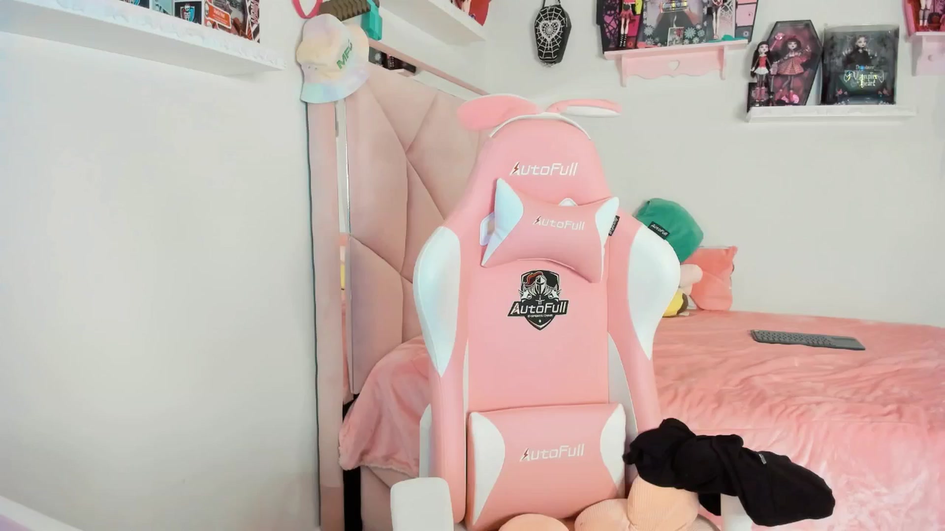 Gallery image thumbnail from Cherrycute666's myfreecams stream on, 02/10/2025, 06:19 image 1 of 20