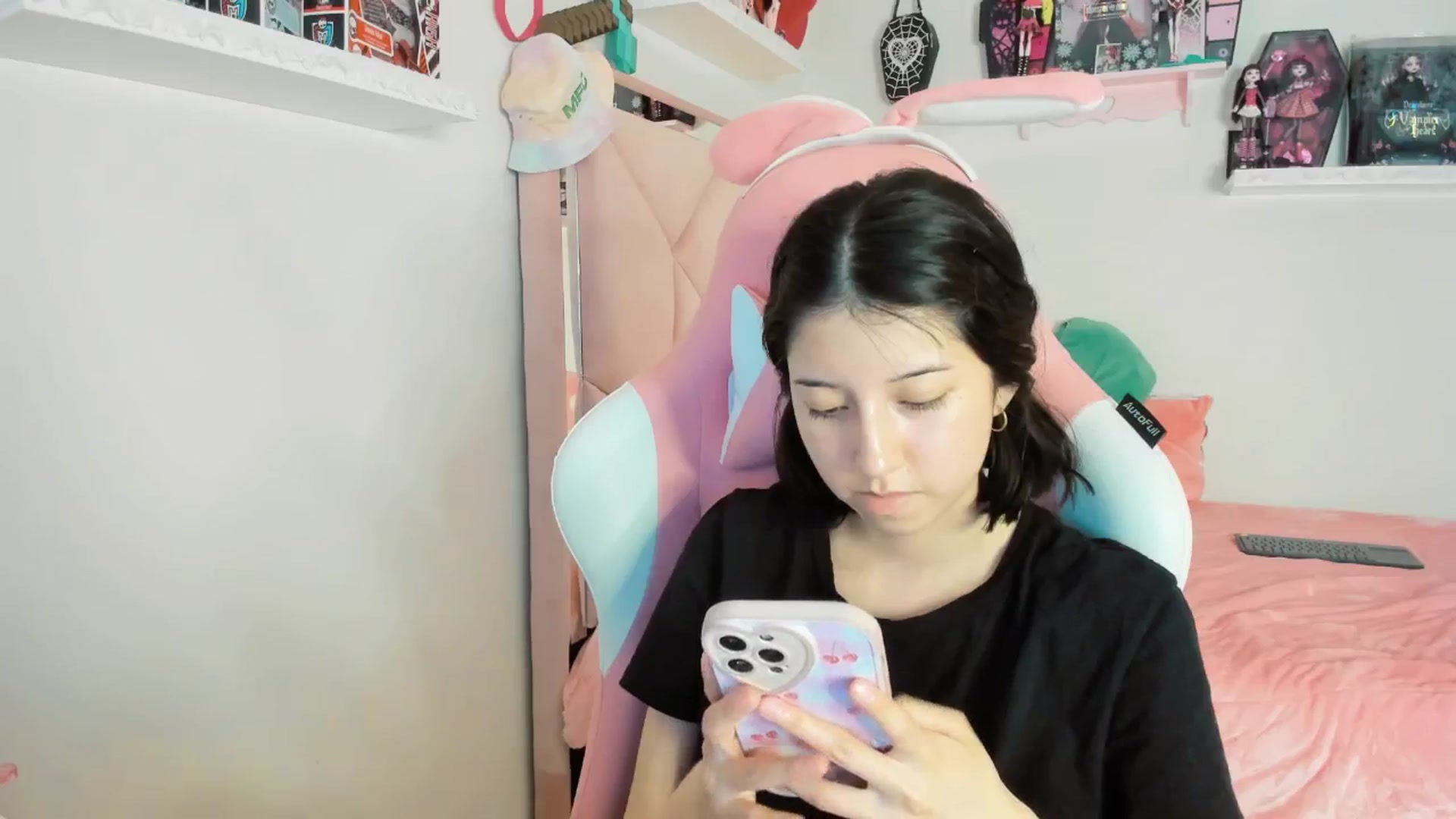 Gallery image thumbnail from Cherrycute666's myfreecams stream on, 02/10/2025, 06:19 image 6 of 20