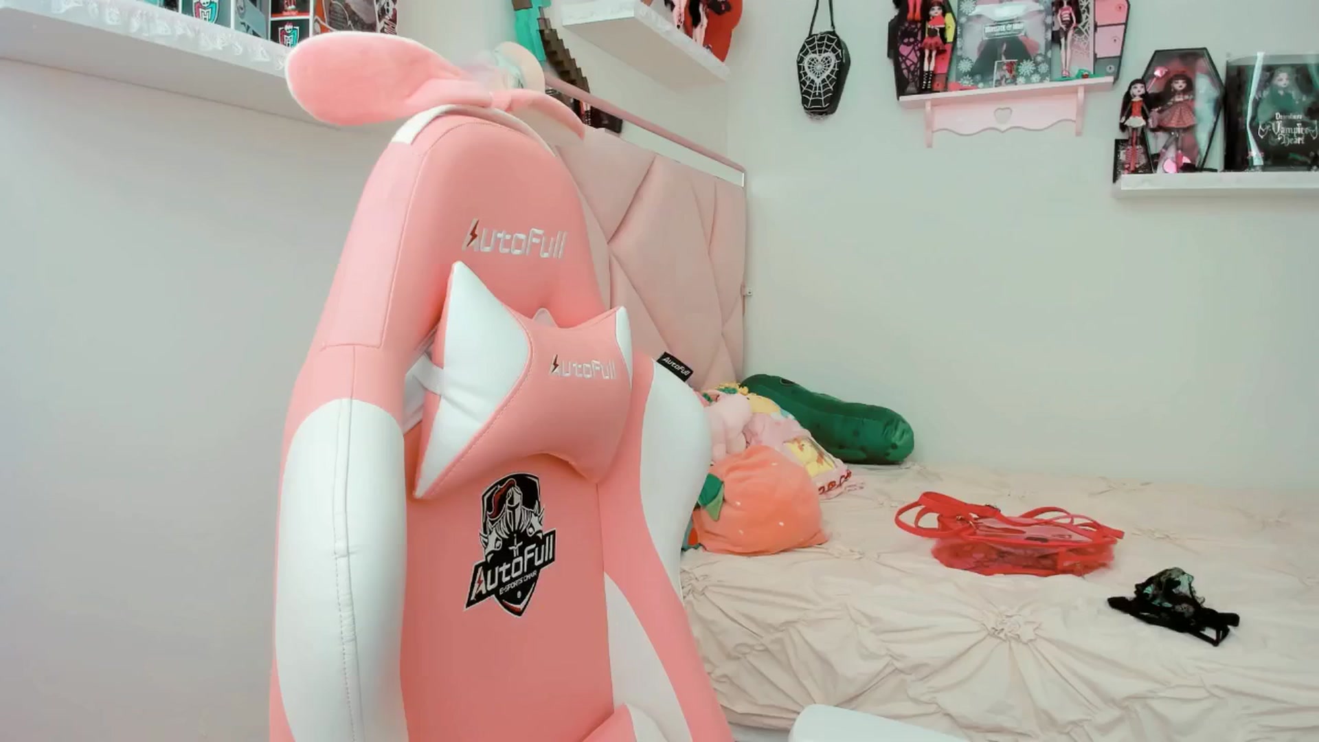 Gallery image thumbnail from Cherrycute666's myfreecams stream on, 02/11/2025, 17:50 image 15 of 20