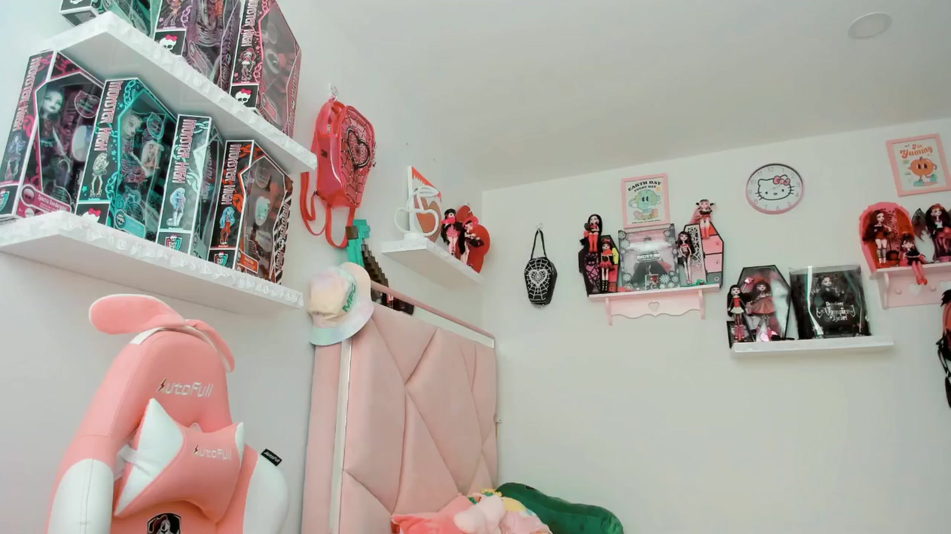 Gallery image thumbnail from Cherrycute666's myfreecams stream on, 02/11/2025, 20:38 image 16 of 20
