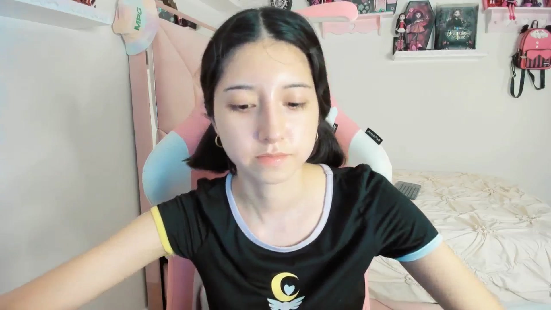 Gallery image thumbnail from Cherrycute666's myfreecams stream on, 02/13/2025, 07:33 image 16 of 20