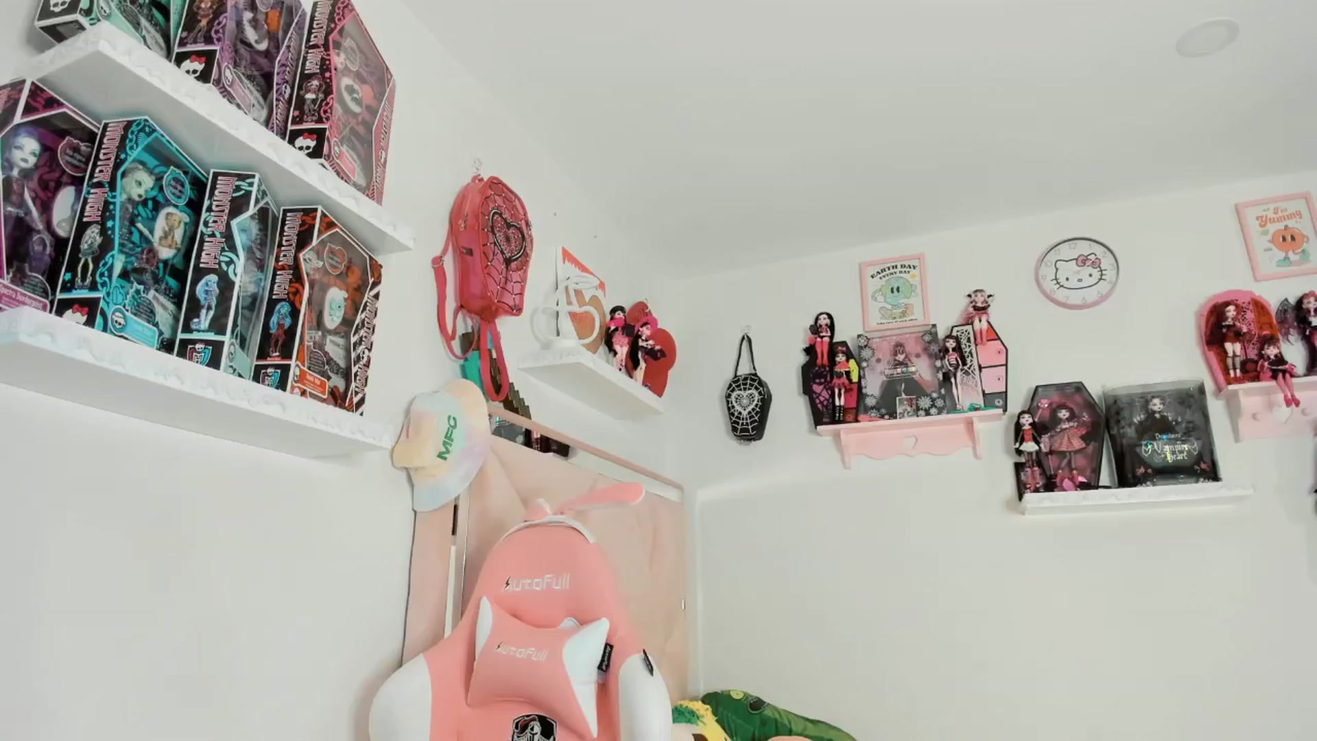 Gallery image thumbnail from Cherrycute666's myfreecams stream on, 02/13/2025, 07:33 image 14 of 20