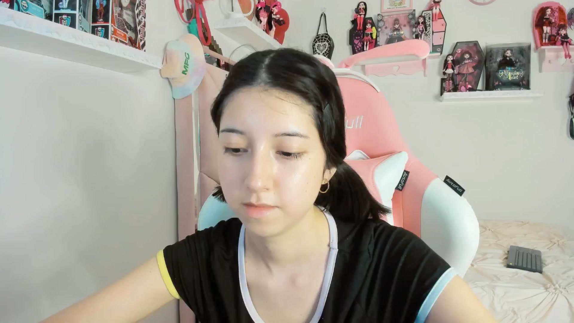 Gallery image thumbnail from Cherrycute666's myfreecams stream on, 02/13/2025, 07:33 image 1 of 20
