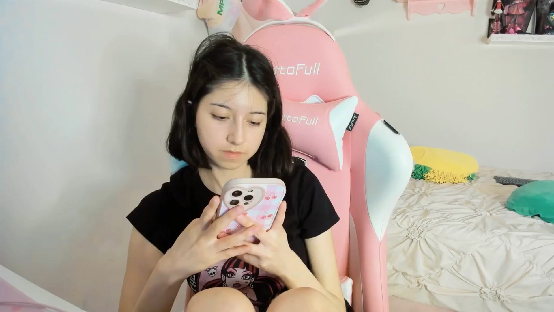 Gallery image thumbnail from Cherrycute666's myfreecams stream on, 02/14/2025, 05:43 image 5 of 20