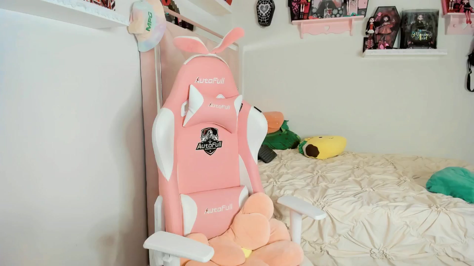 Gallery image thumbnail from Cherrycute666's myfreecams stream on, 02/14/2025, 05:43 image 18 of 20