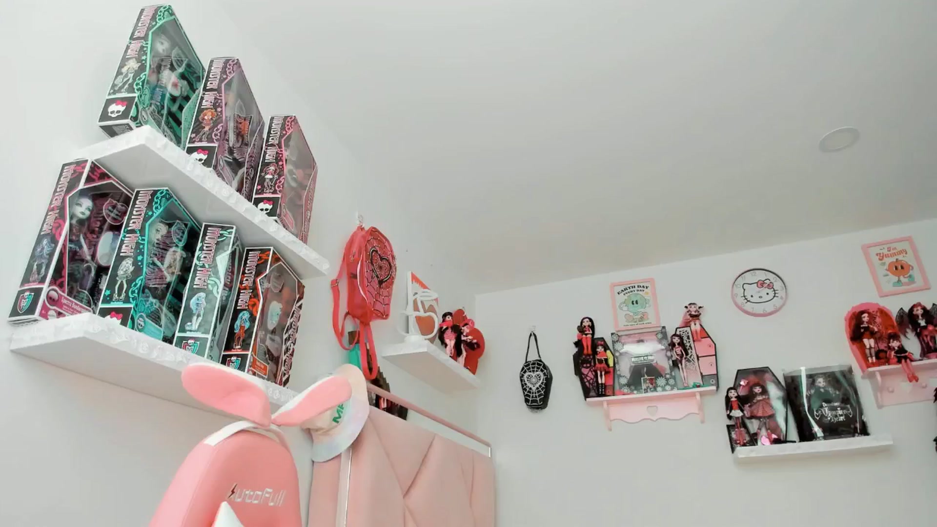 Gallery image thumbnail from Cherrycute666's myfreecams stream on, 02/14/2025, 23:51 image 8 of 20