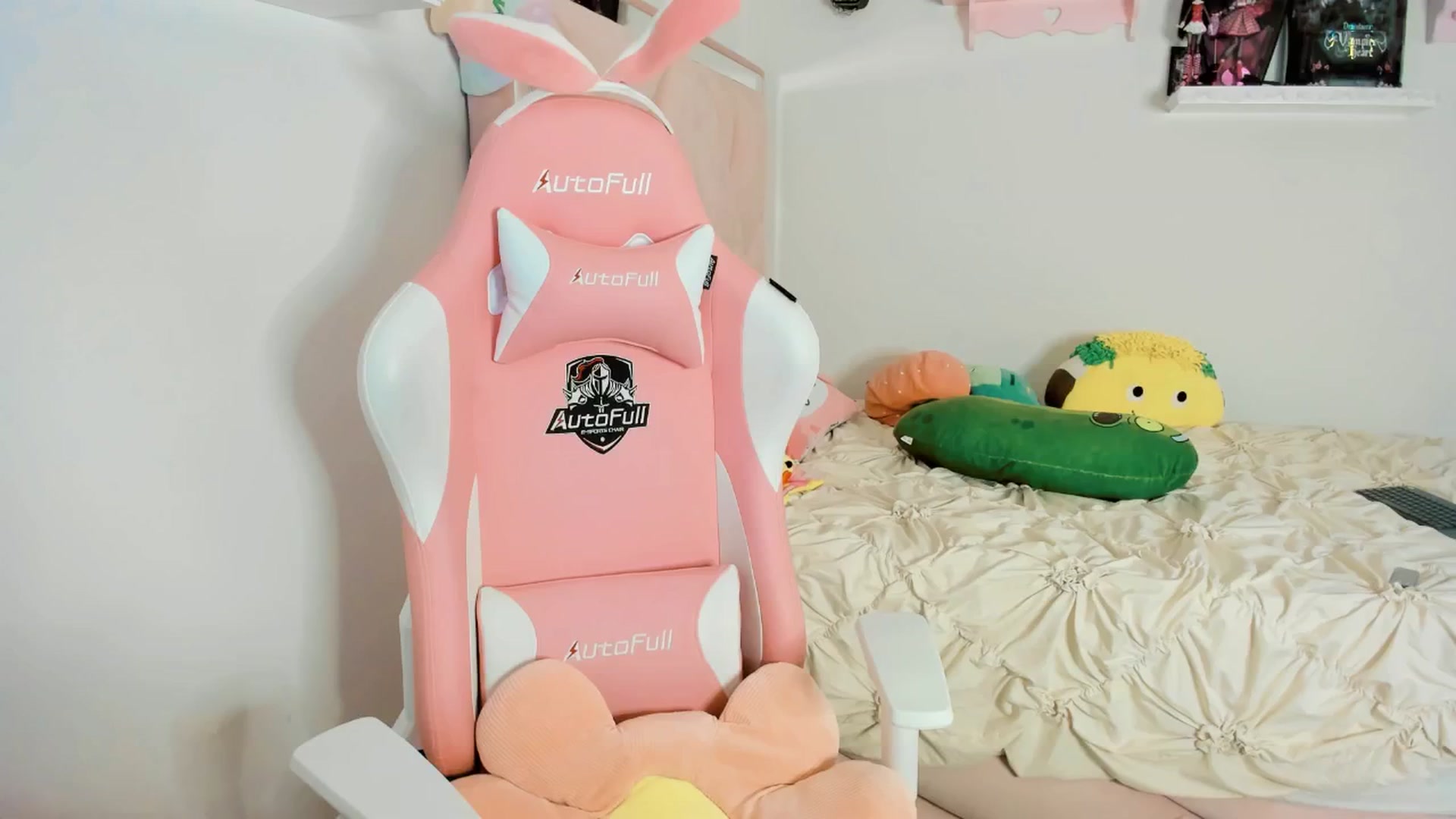 Gallery image thumbnail from Cherrycute666's myfreecams stream on, 02/15/2025, 07:43 image 15 of 20