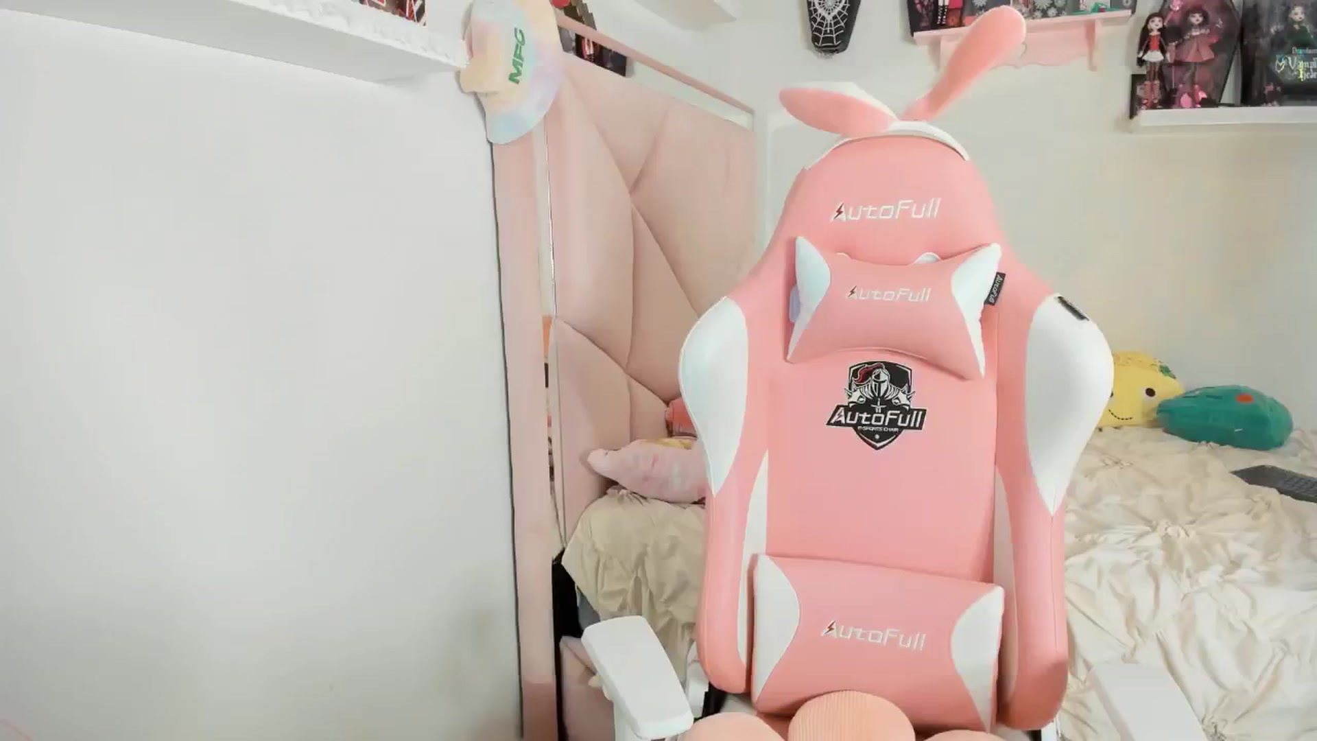 Gallery image thumbnail from Cherrycute666's myfreecams stream on, 02/15/2025, 12:57 image 15 of 20