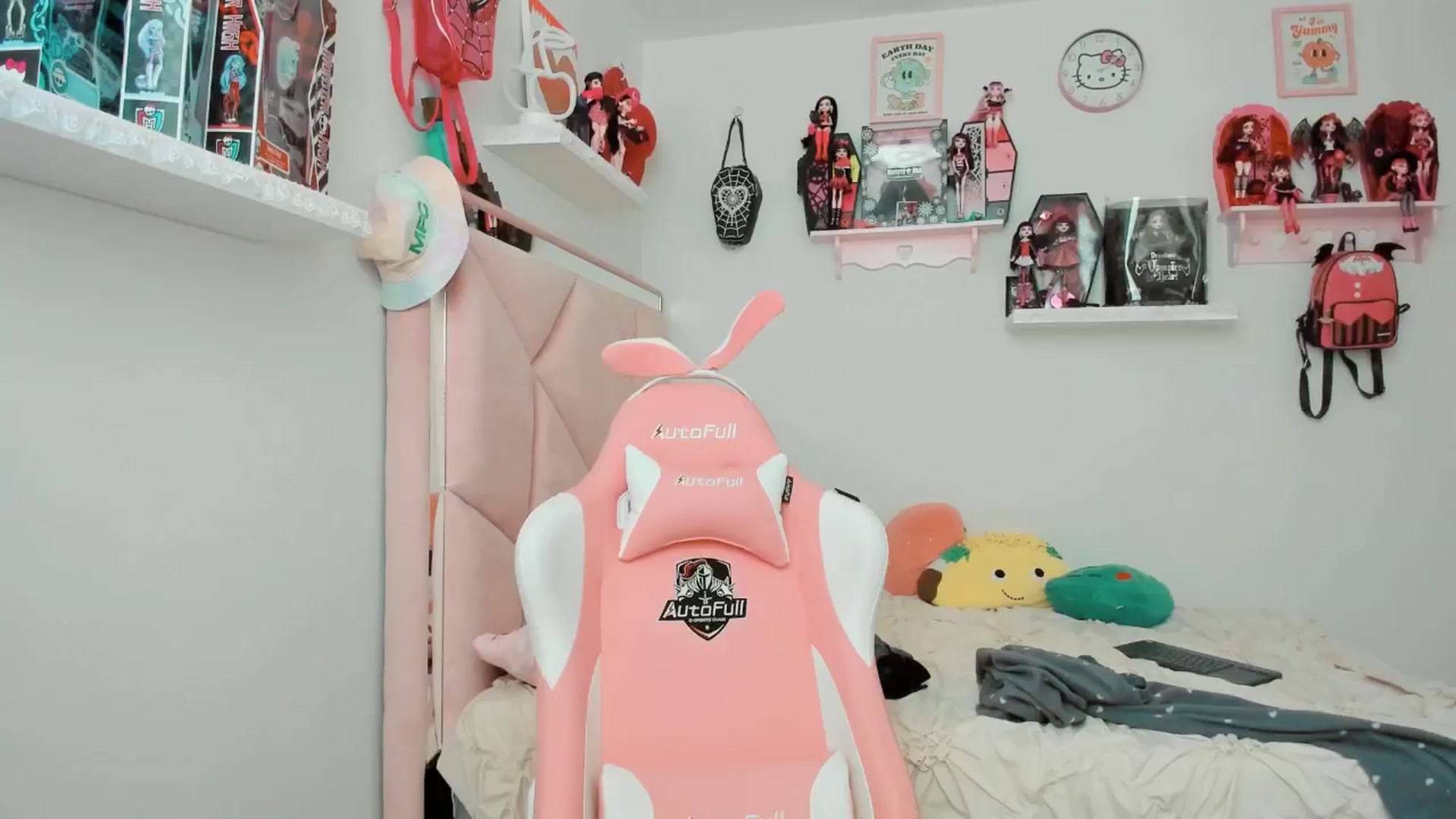 Gallery image thumbnail from Cherrycute666's myfreecams stream on, 02/15/2025, 22:54 image 17 of 20