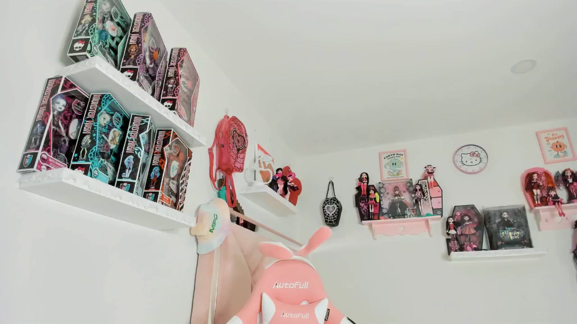 Gallery image thumbnail from Cherrycute666's myfreecams stream on, 02/16/2025, 11:32 image 18 of 20
