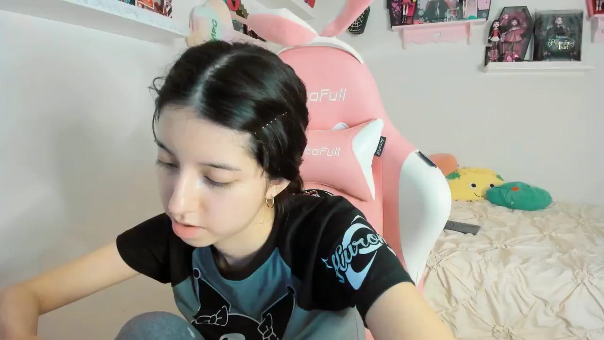 Gallery image thumbnail from Cherrycute666's myfreecams stream on, 02/16/2025, 11:32 image 16 of 20