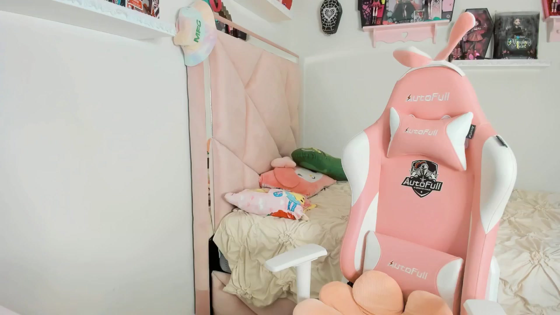 Gallery image thumbnail from Cherrycute666's myfreecams stream on, 02/16/2025, 11:32 image 17 of 20