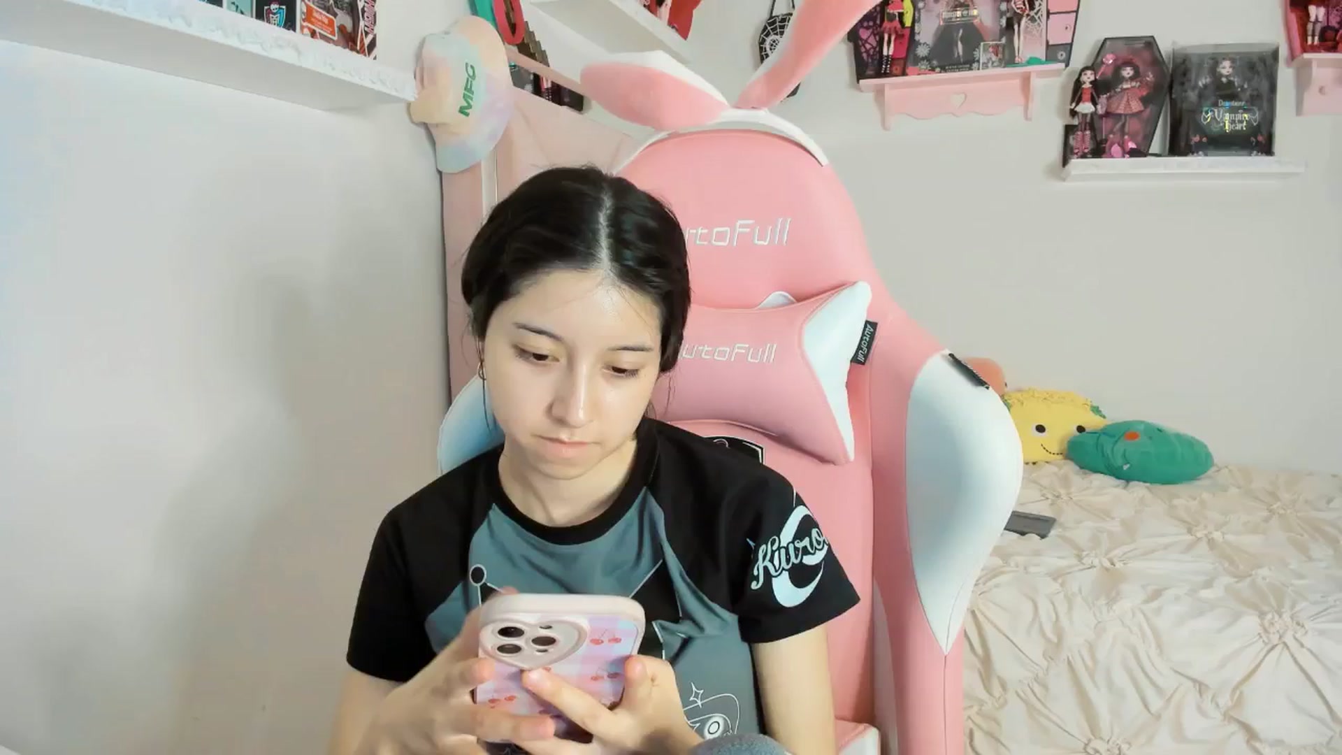 Gallery image thumbnail from Cherrycute666's myfreecams stream on, 02/16/2025, 11:32 image 19 of 20
