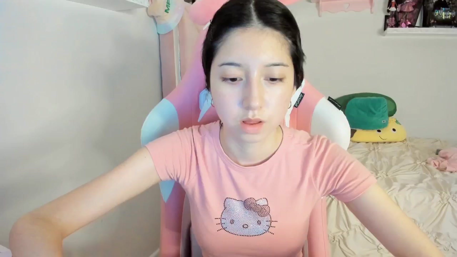 Gallery image thumbnail from Cherrycute666's myfreecams stream on, 02/17/2025, 04:31 image 11 of 20