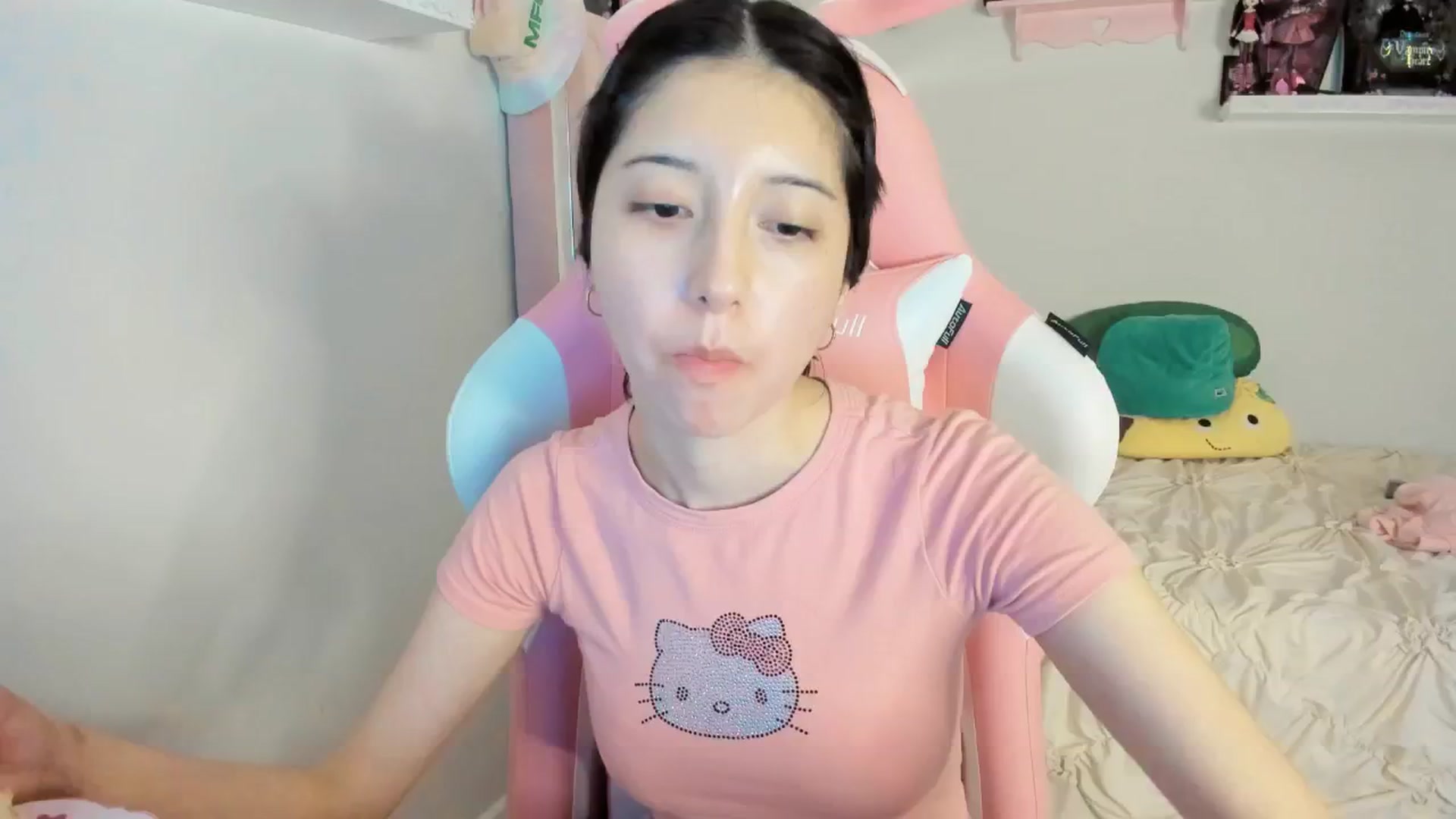 Gallery image thumbnail from Cherrycute666's myfreecams stream on, 02/17/2025, 04:31 image 6 of 20